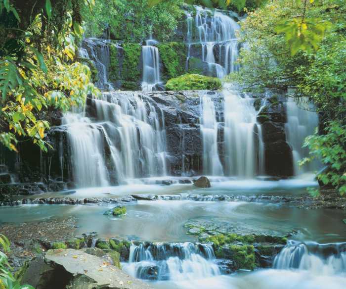Premium Non-Woven Pura Kaunui Falls