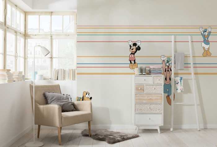 Standard Non-woven Mickey Hanging with Friends